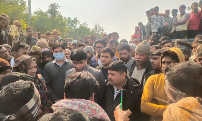 दीवार ढहने के हादसे में मृतक दो बहनें और भाई का शव सोमवार को गांव पहुंचा, मुआवजे की मांग की ,, दीवार ढहने के हादसे में मृतक दो बहनें और भाई का शव सोमवार को गांव पहुंचा, मुआवजे की मांग की ,,