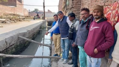 नाले की दीवार को गिरने से बचाने के लिए लकड़ी की लगाईं बल्लियां,स्थानीय लोगों समस्या लेकर उठाई माँग