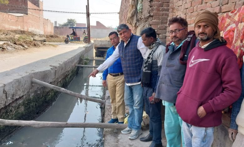 नाले की दीवार को गिरने से बचाने के लिए लकड़ी की लगाईं बल्लियां,स्थानीय लोगों समस्या लेकर उठाई माँग