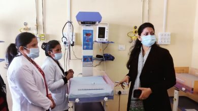 डीएम ने जिला अस्पताल की परखी व्यवस्थाएँ, दिए कड़े निर्देश