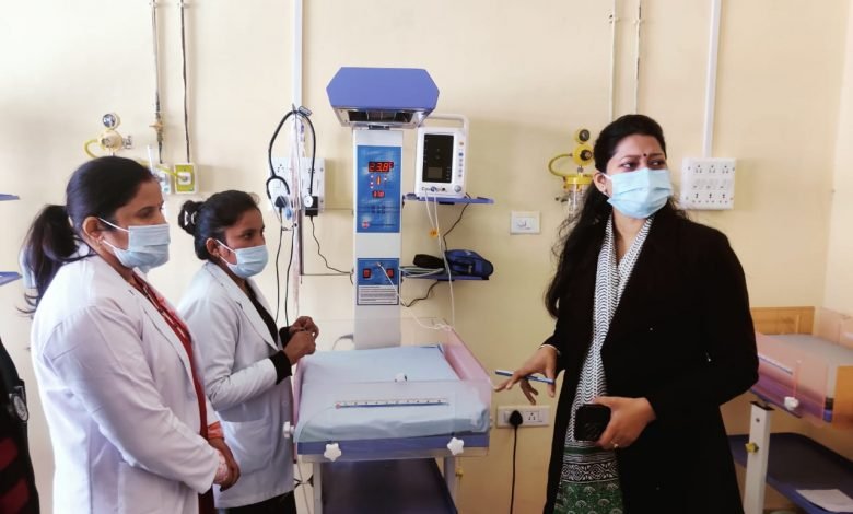 डीएम ने जिला अस्पताल की परखी व्यवस्थाएँ, दिए कड़े निर्देश डीएम ने जिला अस्पताल की परखी व्यवस्थाएँ, दिए कड़े निर्देश