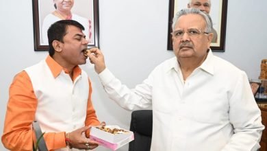 उप नेता प्रतिपक्ष बनते ही दया ने पूर्व सीएम का लिया आशीर्वाद: डॉ. रमन सिंह बोले- पहली बार में ही पार्षद से उपनेता प्रतिपक्ष बने दया