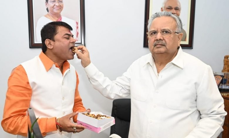 उप नेता प्रतिपक्ष बनते ही दया ने पूर्व सीएम का लिया आशीर्वाद: डॉ. रमन सिंह बोले- पहली बार में ही पार्षद से उपनेता प्रतिपक्ष बने दया उप नेता प्रतिपक्ष बनते ही दया ने पूर्व सीएम का लिया आशीर्वाद: डॉ. रमन सिंह बोले- पहली बार में ही पार्षद से उपनेता प्रतिपक्ष बने दया