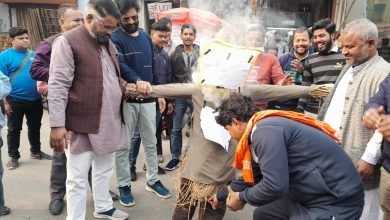 सपा नेता स्वामी प्रसाद ने फिर की तीखीं टिप्पणी,संगठन ने गुस्से जलाया पुतला