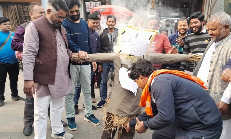 सपा नेता स्वामी प्रसाद ने फिर की तीखीं टिप्पणी,संगठन ने गुस्से जलाया पुतला