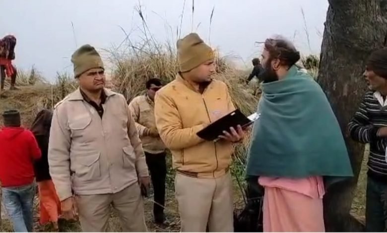 गंगा किनारे जंगल में पेड़ पर लटका मिला साधु का शव, फैली सनसनी, मौके पर दौड़ी पुलिस