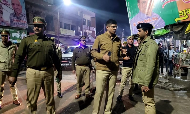 कासगंज एसपी सौरभ दीक्षित एवं सीओ आरके तिवारी ने पटियाली कस्बा में किया पैदल गश्त, लिया सुरक्षा व्यवस्था का जायजा कासगंज एसपी सौरभ दीक्षित एवं सीओ आरके तिवारी ने पटियाली कस्बा में किया पैदल गश्त, लिया सुरक्षा व्यवस्था का जायजा