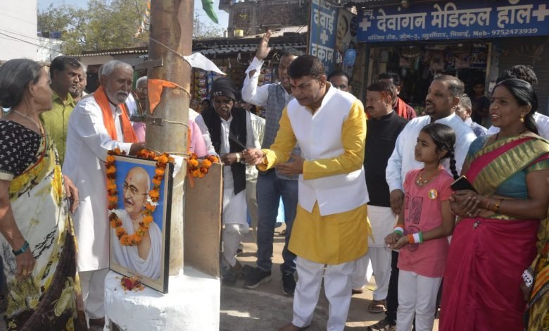 खुर्सीपार में स्कूल समेत जगह-जगह दया सिंह ने किया ध्वजारोहण, बच्चों को बताया गणतंत्र दिवस की बातें