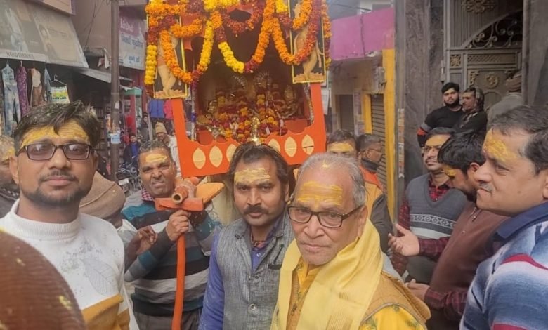 वैश्य समाज द्वारा आकर्षक झाकियों के साथ निकाली गई राधा कृष्ण की शोभायात्रा