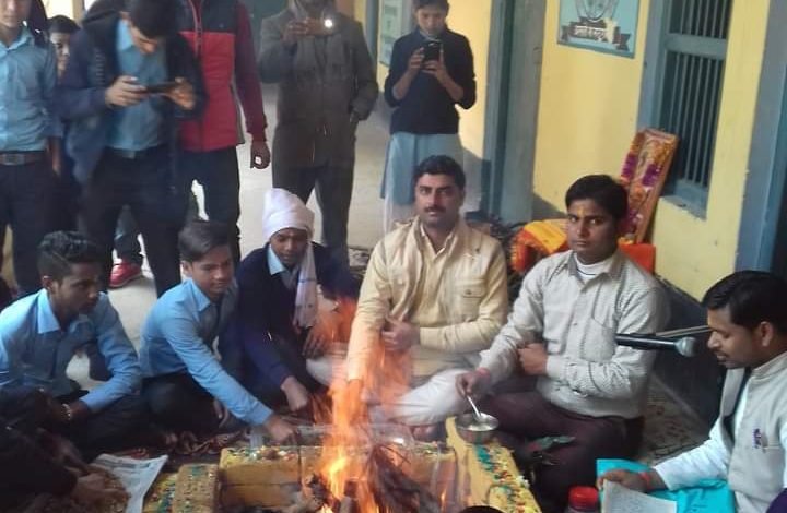 स्कूल-कॉलेजों में धूमधाम से मनाई गई बंसत पंचमी