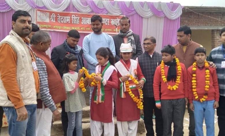 गणतंत्र दिवस पर देश भक्ति के रंग में रंगे नजर आये अमांपुर के स्कूली बच्चे