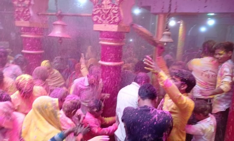 बसंत पंचमी पर्व पर भगवान वराह ने खेली भक्तों संग फूलों की होली बसंत पंचमी पर्व पर भगवान वराह ने खेली भक्तों संग फूलों की होली