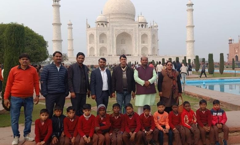 ताजमहल का दीदार कर बच्चों के चेहरे पर मुस्कान” ताजमहल का दीदार कर बच्चों के चेहरे पर मुस्कान”
