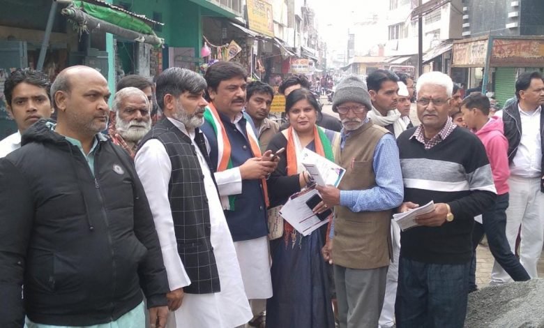 कांग्रेसियों ने चलाया हाथ से हाथ जोड़ो अभियान, पत्रक वितरण किए कांग्रेसियों ने चलाया हाथ से हाथ जोड़ो अभियान, पत्रक वितरण किए