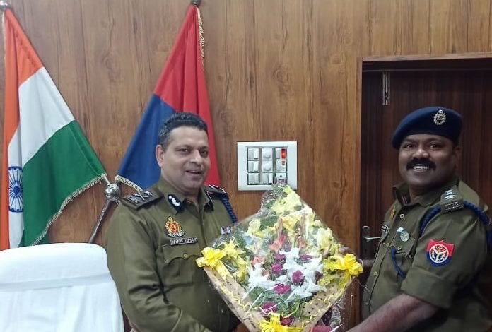 अलीगढ़: कासगंज पुलिस अधीक्षक ने डीआईजी रेंज को नव वर्ष की दी शुभकामनाएं, डीआईजी ने कासगंज पुलिस की सराहना अलीगढ़: कासगंज पुलिस अधीक्षक ने डीआईजी रेंज को नव वर्ष की दी शुभकामनाएं, डीआईजी ने कासगंज पुलिस की सराहना