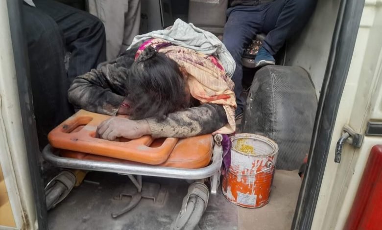 आटा चक्की का पत्थर फटने से बड़ा हादसा, महिला की मौत दो घायल आटा चक्की का पत्थर फटने से बड़ा हादसा, महिला की मौत दो घायल