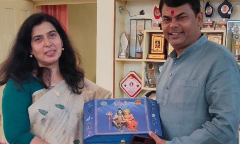 राज्यसभा सांसद सरोज पांडेय और पूर्व राज्यमंत्री दीपक ताराचंद साहू को “भोले बाबा की बारात” का न्यौता, अध्यक्ष दया सिंह ने मुलाकात कर दिया आमंत्रण