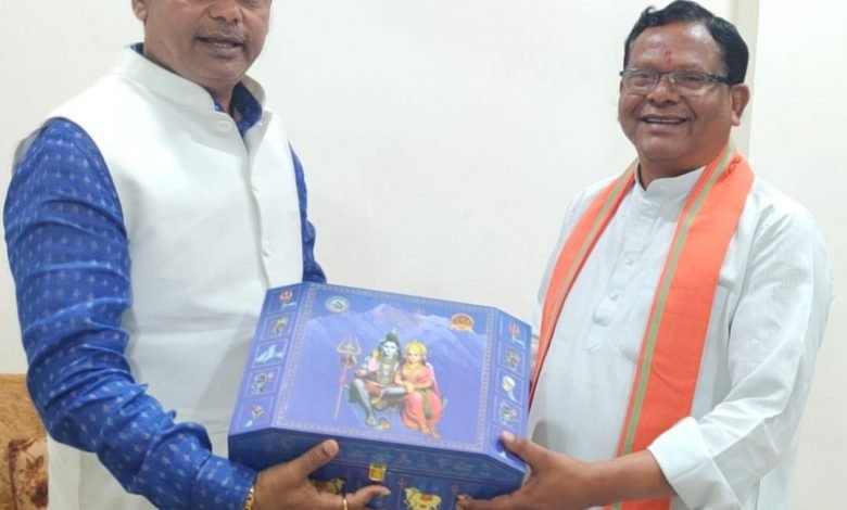 भोले बाबा की बाराती बनकर भिलाई आएंगे पूर्व गृह मंत्री पैकरा और अमर अग्रवाल, दया के आमंत्रण को स्वीकारा, आयोजन को लेकर दी शुभकामनाएं भोले बाबा की बाराती बनकर भिलाई आएंगे पूर्व गृह मंत्री पैकरा और अमर अग्रवाल, दया के आमंत्रण को स्वीकारा, आयोजन को लेकर दी शुभकामनाएं