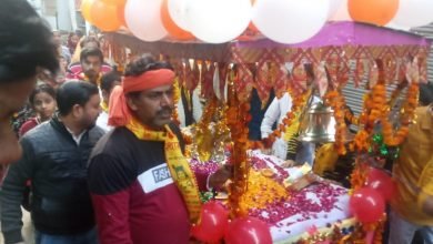 मूर्ति प्राण प्रतिष्ठा कार्यक्रम से पूर्व नगर में बैंड-बाजों के साथ निकाली शोभायात्रा