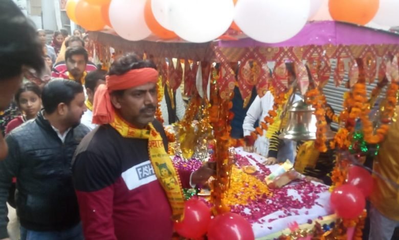 मूर्ति प्राण प्रतिष्ठा कार्यक्रम से पूर्व नगर में बैंड-बाजों के साथ निकाली शोभायात्रा मूर्ति प्राण प्रतिष्ठा कार्यक्रम से पूर्व नगर में बैंड-बाजों के साथ निकाली शोभायात्रा