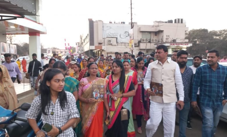 सिविक सेंटर में गूंजा हर-हर महादेव, व्यापारियों को दिया भोले बाबा की बारात का आमंत्रण कार्ड सिविक सेंटर में गूंजा हर-हर महादेव, व्यापारियों को दिया भोले बाबा की बारात का आमंत्रण कार्ड