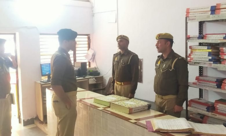 पुलिस अधीक्षक सौरभ दीक्षित ने किया कोतवाली का औचक निरीक्षण पुलिस अधीक्षक सौरभ दीक्षित ने किया कोतवाली का औचक निरीक्षण