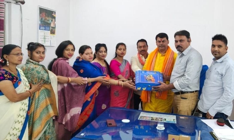 कलेक्टर, कमिश्नर और प्रशासनिक अधिकारियों को बाबा की बारात के लिए आमंत्रण, दया सिंह ने भेंट कर कहा- भव्य होगा आयोजन कलेक्टर, कमिश्नर और प्रशासनिक अधिकारियों को बाबा की बारात के लिए आमंत्रण, दया सिंह ने भेंट कर कहा- भव्य होगा आयोजन