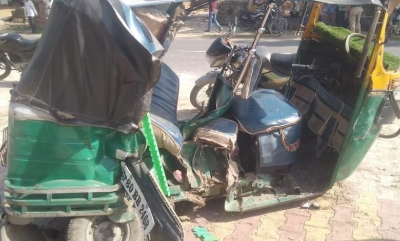 कार-टेम्पो की भिड़ंत में कई घायल,रेफर कार-टेम्पो की भिड़ंत में कई घायल,रेफर