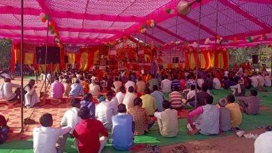 नगला लक्ष्मण में कथा सुन भावविभोर हो झूमे श्रोता