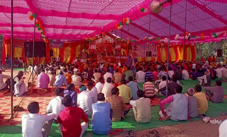 नगला लक्ष्मण में कथा सुन भावविभोर हो झूमे श्रोता नगला लक्ष्मण में कथा सुन भावविभोर हो झूमे श्रोता