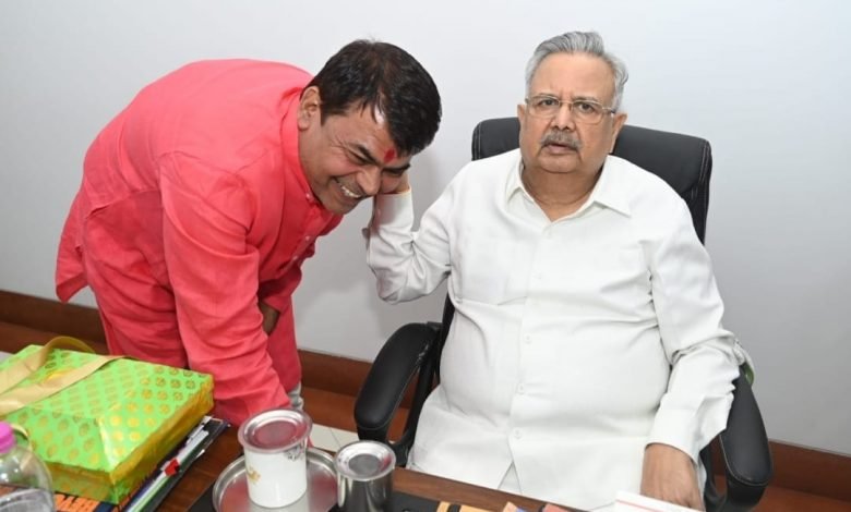 दया सिंह को पूर्व CM डॉ. रमन सिंह का आशीर्वाद, नगरीय निकाय प्रकोष्ठ में प्रदेश प्रचार मंत्री बनने के बाद दया ने की पूर्व सीएम से मुलाकात