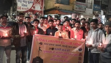 बदायूं: शहीद जवानों को कैंडल मार्च निकालकर दी श्रद्धांजलि