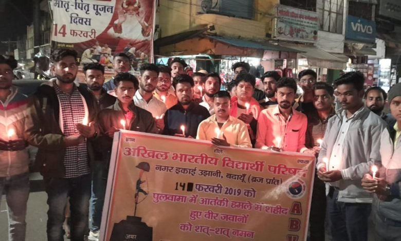 बदायूं: शहीद जवानों को कैंडल मार्च निकालकर दी श्रद्धांजलि