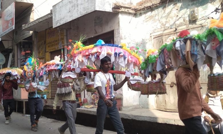 सजी कांवड़ के सामान की दुकाने, लोगों में दिख रहा उत्साह सजी कांवड़ के सामान की दुकाने, लोगों में दिख रहा उत्साह