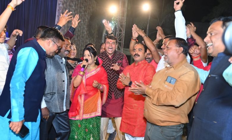 भिलाई में बाबा की बारात से पहले संगीत संध्या में झूमे श्रद्धालु, दुर्ग एसपी हुए शामिल, जिलाध्यक्ष बिचपुरिया ने बाबा की गीत पर किया डांस, कल निकलेगी बाबा की बारात भिलाई में बाबा की बारात से पहले संगीत संध्या में झूमे श्रद्धालु, दुर्ग एसपी हुए शामिल, जिलाध्यक्ष बिचपुरिया ने बाबा की गीत पर किया डांस, कल निकलेगी बाबा की बारात