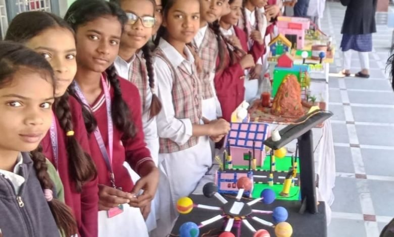 एस एन पब्लिक स्कूल में विज्ञान प्रदर्शनी का हुआ आयोजन
