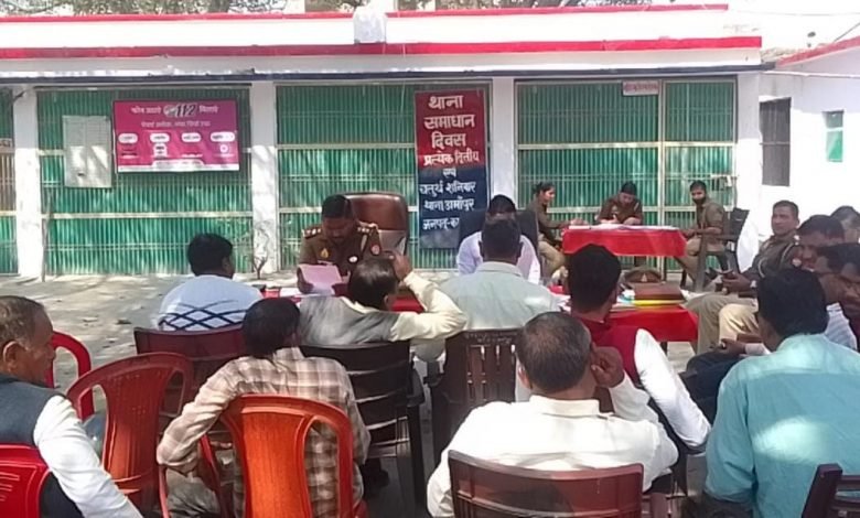 समाधान दिवस में सदर एसडीएम संग नायब तहसीलदार ने सुनी फरियादियों की समस्याएं