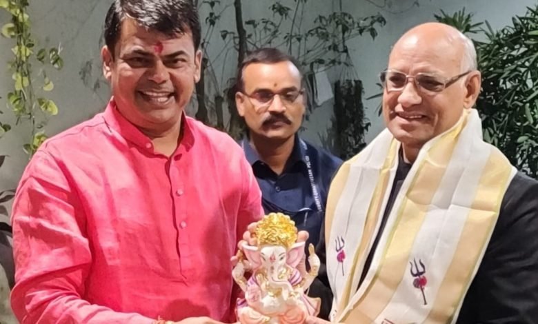राज्यपाल रमेश बैस को दया सिंह ने भेंट किया श्री गणेश राज्यपाल रमेश बैस को दया सिंह ने भेंट किया श्री गणेश
