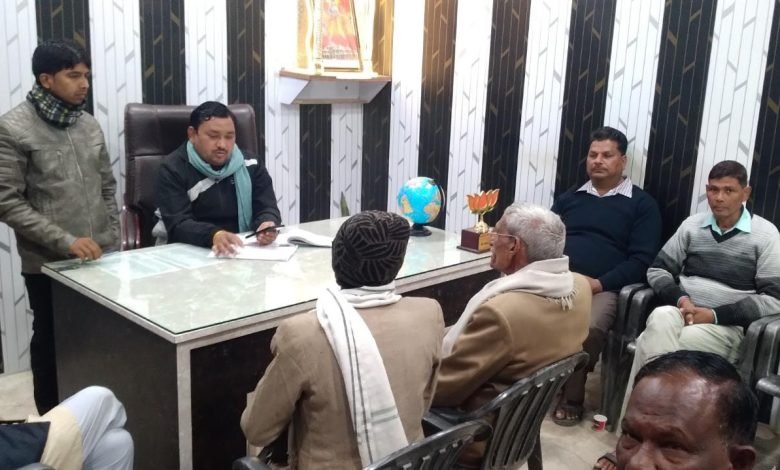 विधायक हरिओम वर्मा ने जनता दरबार लगाकर, सुनी समस्याएं विधायक हरिओम वर्मा ने जनता दरबार लगाकर, सुनी समस्याएं