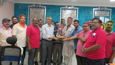 रायपुर:श्रमिक यूनियन के पदाधिकारियों द्वारा कारखाना प्रबंधक संजय त्यागी का अभिनंदन