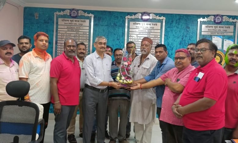 रायपुर:श्रमिक यूनियन के पदाधिकारियों द्वारा कारखाना प्रबंधक संजय त्यागी का अभिनंदन