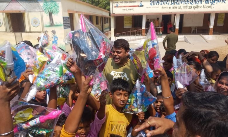 बच्चों संग दया ने खेली होली, बांटे गये पिचकारी, रंग-गुलाल, बच्चों ने कहा- थैंक यू दया अंकल बच्चों संग दया ने खेली होली, बांटे गये पिचकारी, रंग-गुलाल, बच्चों ने कहा- थैंक यू दया अंकल