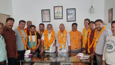 खुर्सीपार मंडल में नियुक्त के बाद जिलाध्यक्ष से मिले पदाधिकारी: उप नेता प्रतिपक्ष दया सिंह के नेतृत्व में पहुंचे नवनियुक्त पदाधिकारी, बोले-निष्ठावान कार्यकर्ताओं को मिला मौका, संगठन का आभार