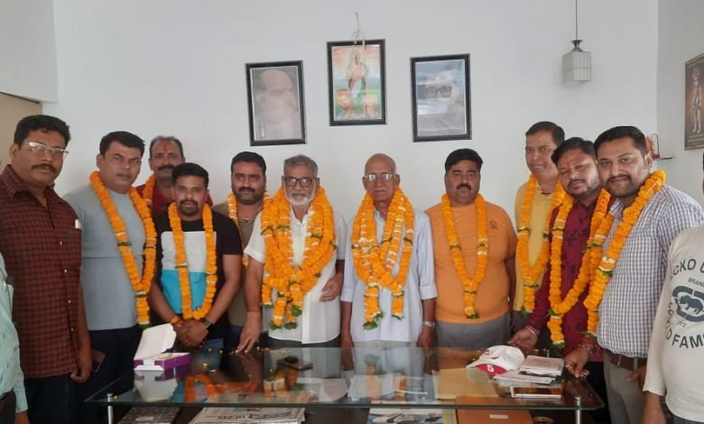 खुर्सीपार मंडल में नियुक्त के बाद जिलाध्यक्ष से मिले पदाधिकारी: उप नेता प्रतिपक्ष दया सिंह के नेतृत्व में पहुंचे नवनियुक्त पदाधिकारी, बोले-निष्ठावान कार्यकर्ताओं को मिला मौका, संगठन का आभार