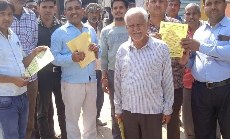 अमांपुर में योग के प्रचार के लिए बांटे पत्रक