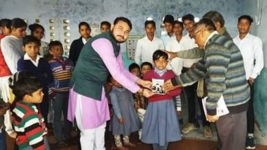 शिक्षा के प्रति बच्चों को किया जागरूक, बांटे उपहार