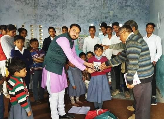 शिक्षा के प्रति बच्चों को किया जागरूक, बांटे उपहार शिक्षा के प्रति बच्चों को किया जागरूक, बांटे उपहार