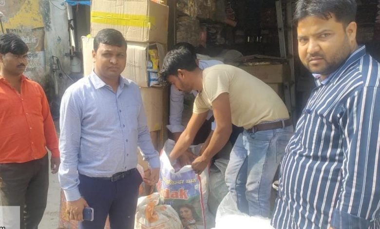 कासगंज: अमांपुर में चला पॉलिथीन जब्त करो अभियान