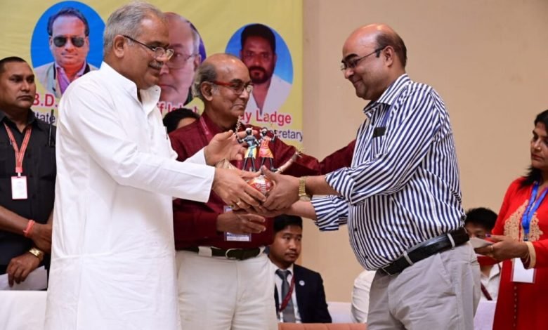 मुख्यमंत्री भुपेश बघेल ने छ.ग. श्रमजीवी पत्रकार कल्याण संघ द्वारा पुरोधा पत्रकारिता सम्मान से छत्तीसगढ़ के कई पत्रकारों का किया सम्मान