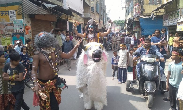 कलश यात्रा में नंदी पर सवार भगवान भोलेनाथ का स्वरूप। कलश यात्रा में नंदी पर सवार भगवान भोलेनाथ का स्वरूप।